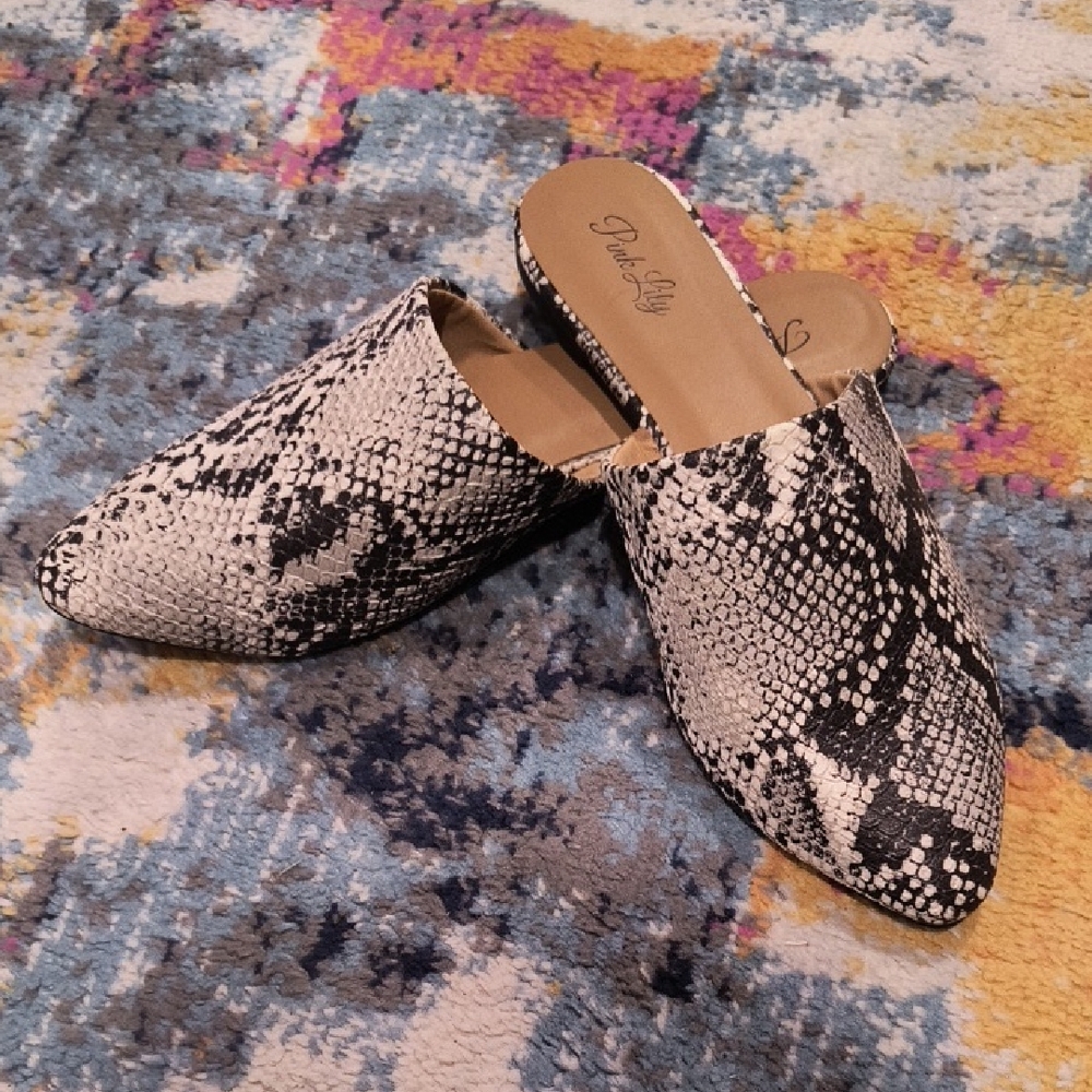 EUC Women's Pink Lily Monochrome Snakeskin Mules Size 6